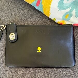 Coach Peanuts Snoopy Black Leather Pouch Wrislet Yellow Woodstock NEW elegant